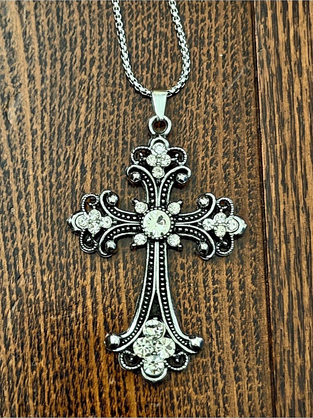Ornate Cross Pendant Necklace in Silver Like New